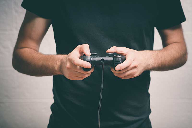 Joueur, manette en main